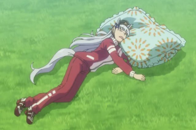 Gold Ship, allongée confortablement sur un gazon verdouillant, avec un énorme oreiller